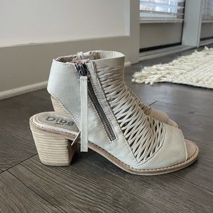 Size 7.5 Diba brand heal/bootie. Very comfortable, lightly worn.
